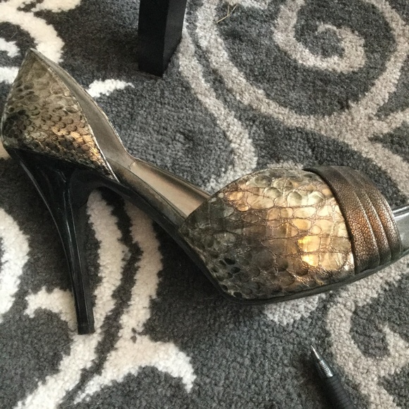 2 Pairs of Metallic Stilettos 8 1/2 Guess + Santan - Picture 3 of 8